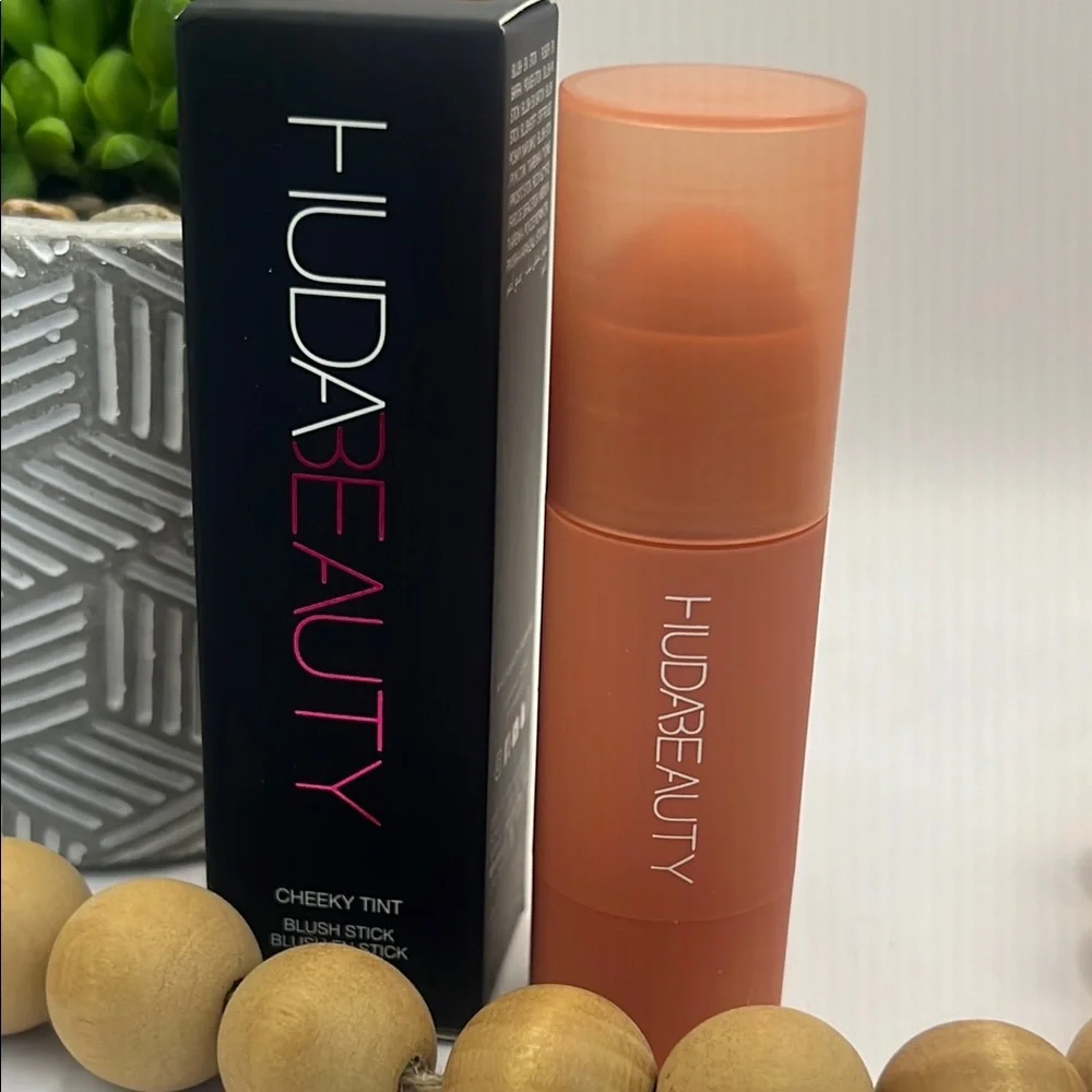 HUDA BEAUTY Peach Blush (Perky Peach)